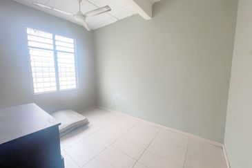 Damansara Damai 2-sty, 20x65, Corner, Unfurnished, Friendly Neighbours, Facing Residential.