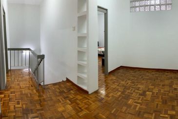 Damansara Damai 2-sty, 20x60, Intermediate, Unfurnished, Friendly Neighbours, Facing East.