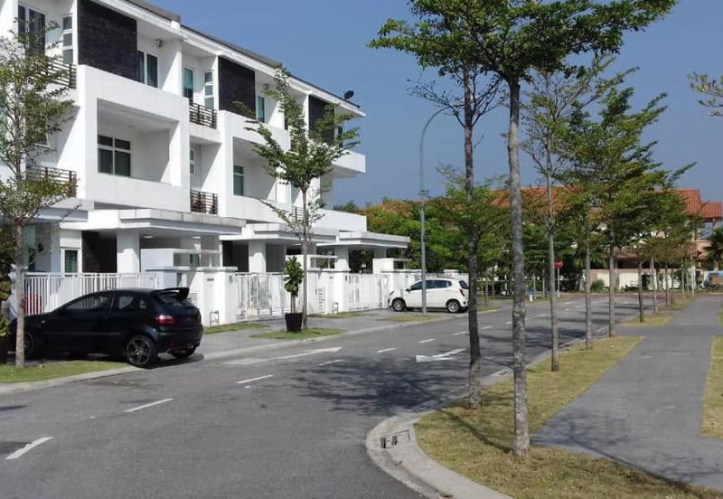 Lagenda Waterfront Homes