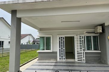 SEMI D HOUSE SUITABLE FOR FAMILY 