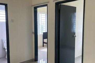 SEMI D HOUSE SUITABLE FOR FAMILY 