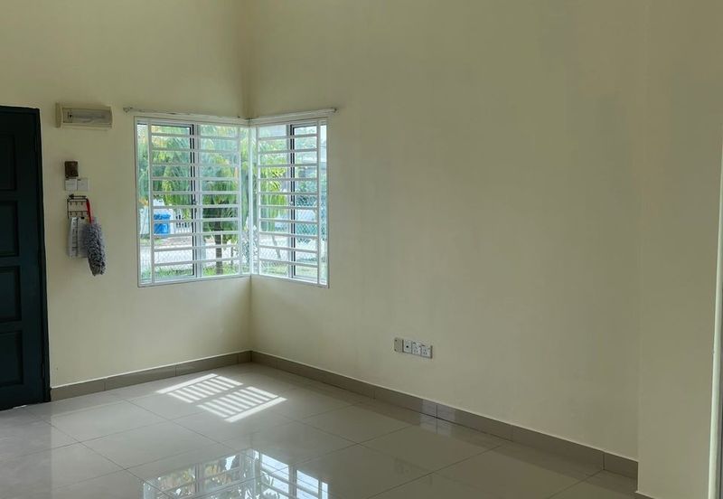 SEMI D HOUSE SUITABLE FOR FAMILY 