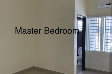 SEMI D HOUSE SUITABLE FOR FAMILY 