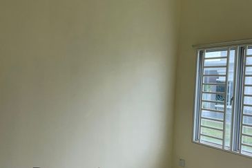 SEMI D HOUSE SUITABLE FOR FAMILY 