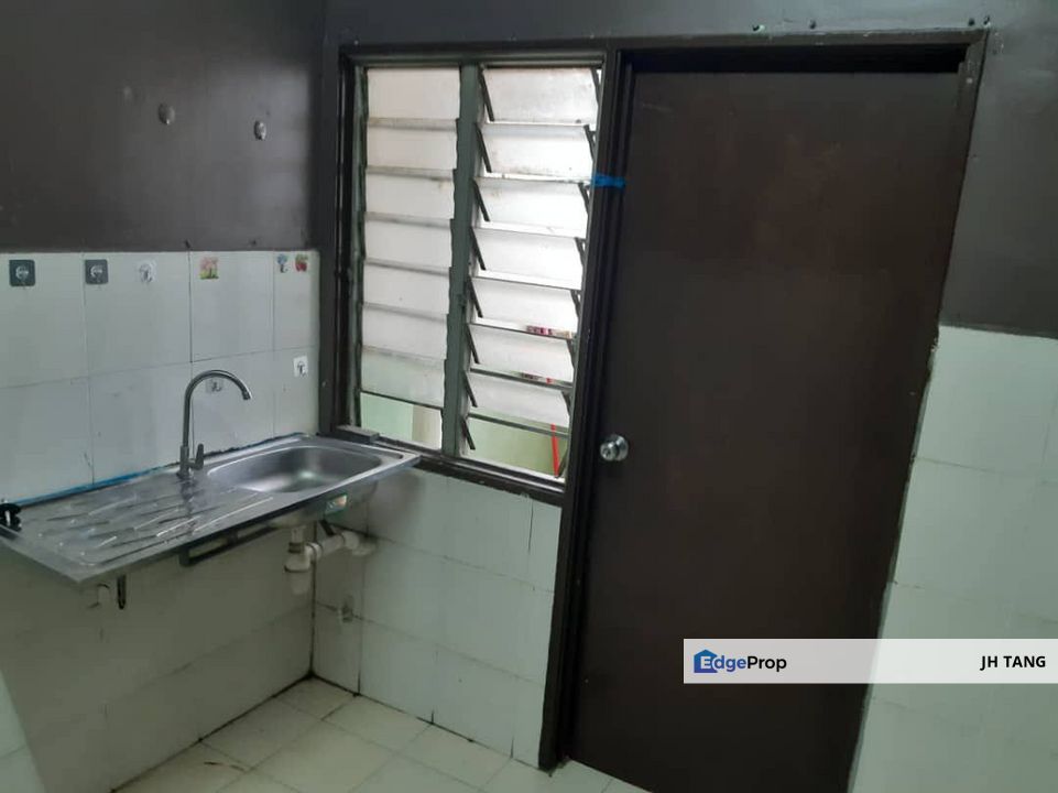 Larkin Idaman   📍Larkin, JB Town  🛏 3 Bedroom 🛁 2 Bathroom ✅ Partially Furniture - LOW DEPOSIT, Johor, Johor Bahru