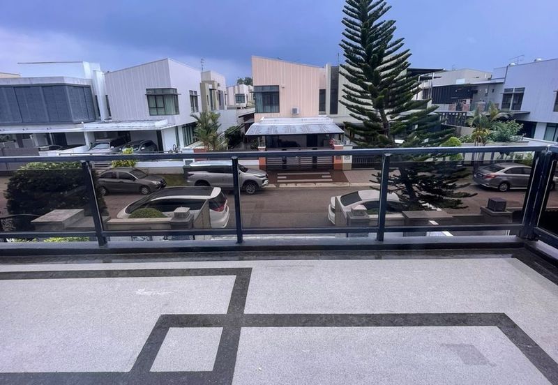 Maple Red, Adda Heights