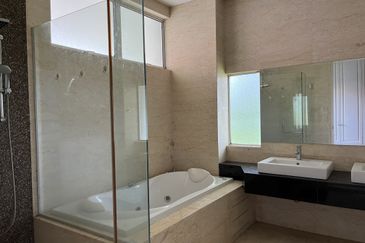 BELOW market value! Freehold Bungalow at Hill top with amazing city view at Bandar Puteri Puchong 