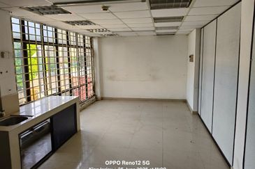 END LOT Double Storey Warehouse at Pengkalan Chepa Kelantan to Let