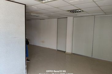 END LOT Double Storey Warehouse at Pengkalan Chepa Kelantan to Let