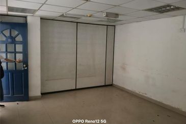 END LOT Double Storey Warehouse at Pengkalan Chepa Kelantan to Let