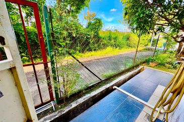 CORNER LOT SPACIOUS LAND 2 Storey Tmn Idaman Murni Salak Tinggi Sepang