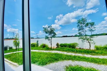 RUMAH BARU SETINGKAT FREEHOLD OPEN TITLE 4 Bilik di Alor Gajah