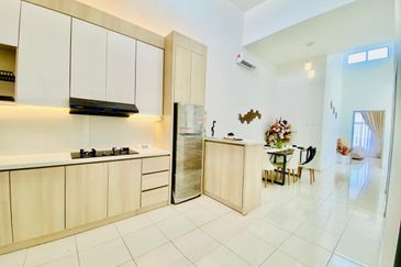 RUMAH BARU SETINGKAT FREEHOLD OPEN TITLE 4 Bilik di Alor Gajah