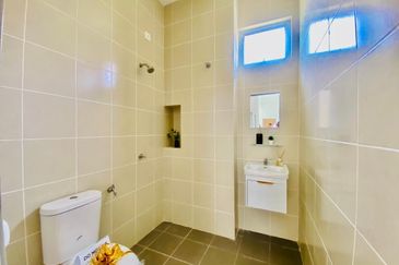 RUMAH BARU SETINGKAT FREEHOLD OPEN TITLE 4 Bilik di Alor Gajah