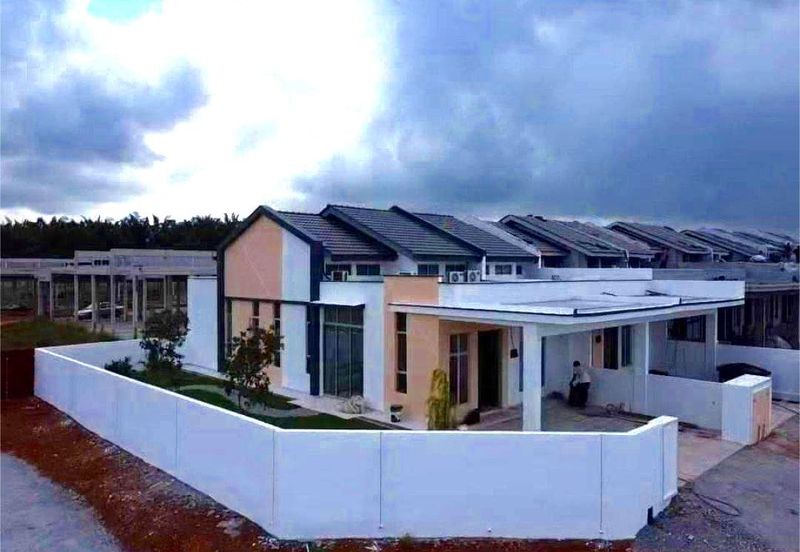 RUMAH BARU SETINGKAT FREEHOLD OPEN TITLE 4 Bilik di Alor Gajah