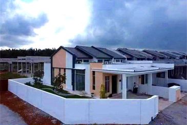 RUMAH BARU SETINGKAT FREEHOLD OPEN TITLE 4 Bilik di Alor Gajah