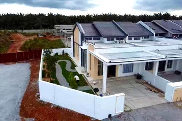RUMAH BARU SETINGKAT FREEHOLD OPEN TITLE 4 Bilik di Alor Gajah