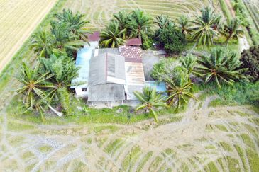 Tanah Sawah Beserta Rumah Geran Individu di Sempadan Tanjong Karang