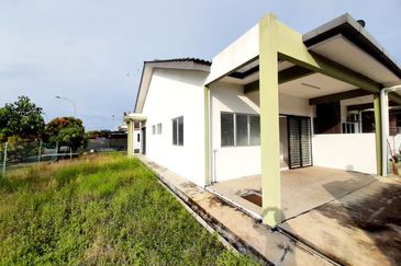 West Port, Pulau Indah