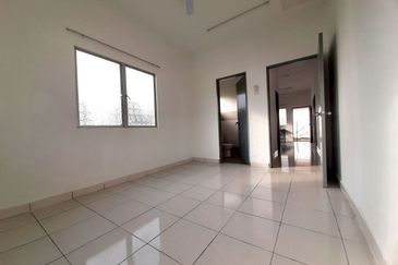 West Port, Pulau Indah