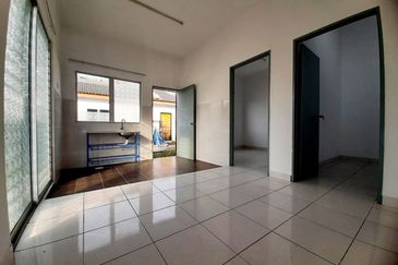 West Port, Pulau Indah