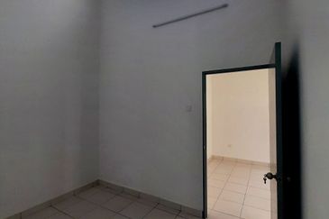 West Port, Pulau Indah