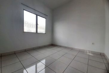 West Port, Pulau Indah