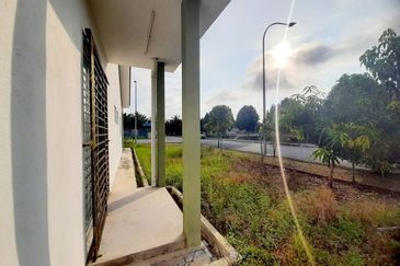 West Port, Pulau Indah