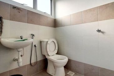 West Port, Pulau Indah