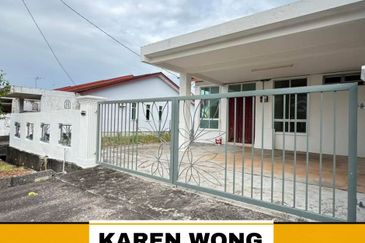 ENDLOT WITH EXTRA LAND BANDAR SERI ASTANA 1 Storey Terrace for Sale