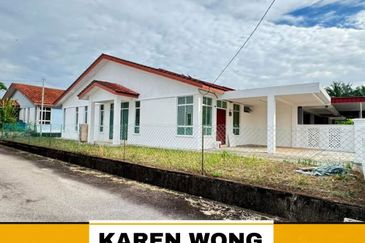 ENDLOT WITH EXTRA LAND BANDAR SERI ASTANA 1 Storey Terrace for Sale