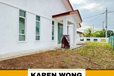 ENDLOT WITH EXTRA LAND BANDAR SERI ASTANA 1 Storey Terrace for Sale