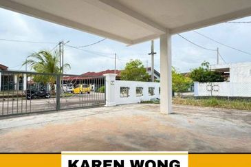 ENDLOT WITH EXTRA LAND BANDAR SERI ASTANA 1 Storey Terrace for Sale