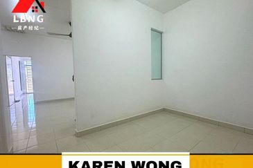 WALKING DISTANCE TO SCHOOL BANDAR SERI ASTANA 1 Storey Terrace for Sale