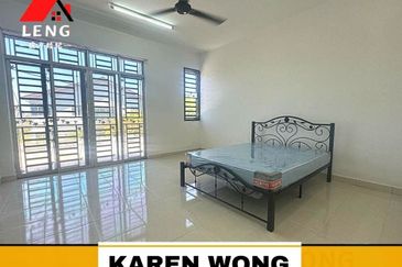 WALKING DISTANCE TO SCHOOL BANDAR SERI ASTANA 1 Storey Terrace for Sale
