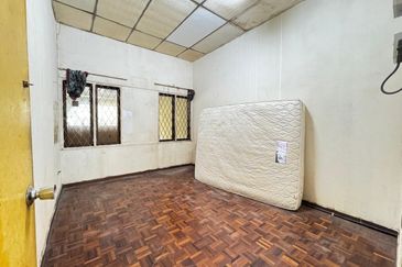 OPEN FACING TAMAN KENARI EMAS BAKAR SAMPAH Terrace House for Sale