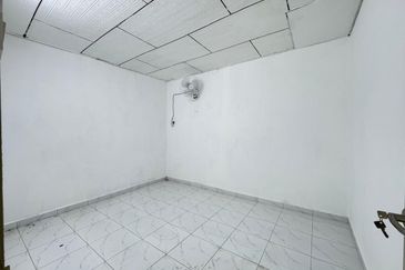 OPEN FACING TAMAN KENARI EMAS BAKAR SAMPAH Terrace House for Sale