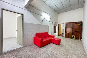 OPEN FACING TAMAN KENARI EMAS BAKAR SAMPAH Terrace House for Sale