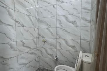 OPEN FACING TAMAN KENARI EMAS BAKAR SAMPAH Terrace House for Sale