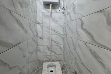 OPEN FACING TAMAN KENARI EMAS BAKAR SAMPAH Terrace House for Sale