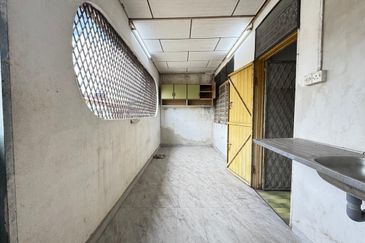 OPEN FACING TAMAN KENARI EMAS BAKAR SAMPAH Terrace House for Sale