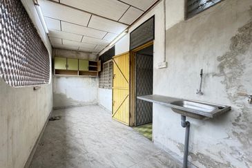 OPEN FACING TAMAN KENARI EMAS BAKAR SAMPAH Terrace House for Sale