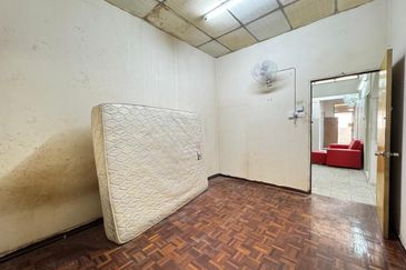 OPEN FACING TAMAN KENARI EMAS BAKAR SAMPAH Terrace House for Sale