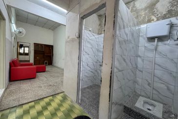 OPEN FACING TAMAN KENARI EMAS BAKAR SAMPAH Terrace House for Sale