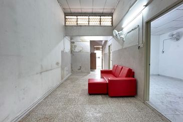 OPEN FACING TAMAN KENARI EMAS BAKAR SAMPAH Terrace House for Sale