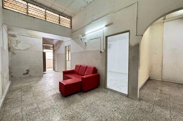 OPEN FACING TAMAN KENARI EMAS BAKAR SAMPAH Terrace House for Sale