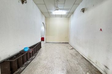 OPEN FACING TAMAN KENARI EMAS BAKAR SAMPAH Terrace House for Sale