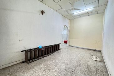 OPEN FACING TAMAN KENARI EMAS BAKAR SAMPAH Terrace House for Sale