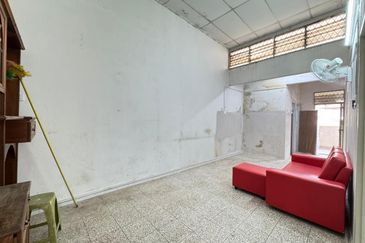 OPEN FACING TAMAN KENARI EMAS BAKAR SAMPAH Terrace House for Sale