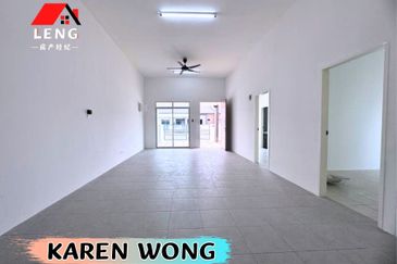 BRAND NEW SPACIOUS BUILT UP EASTFIELD YARRA PARK 1 Store Terrace for Sale